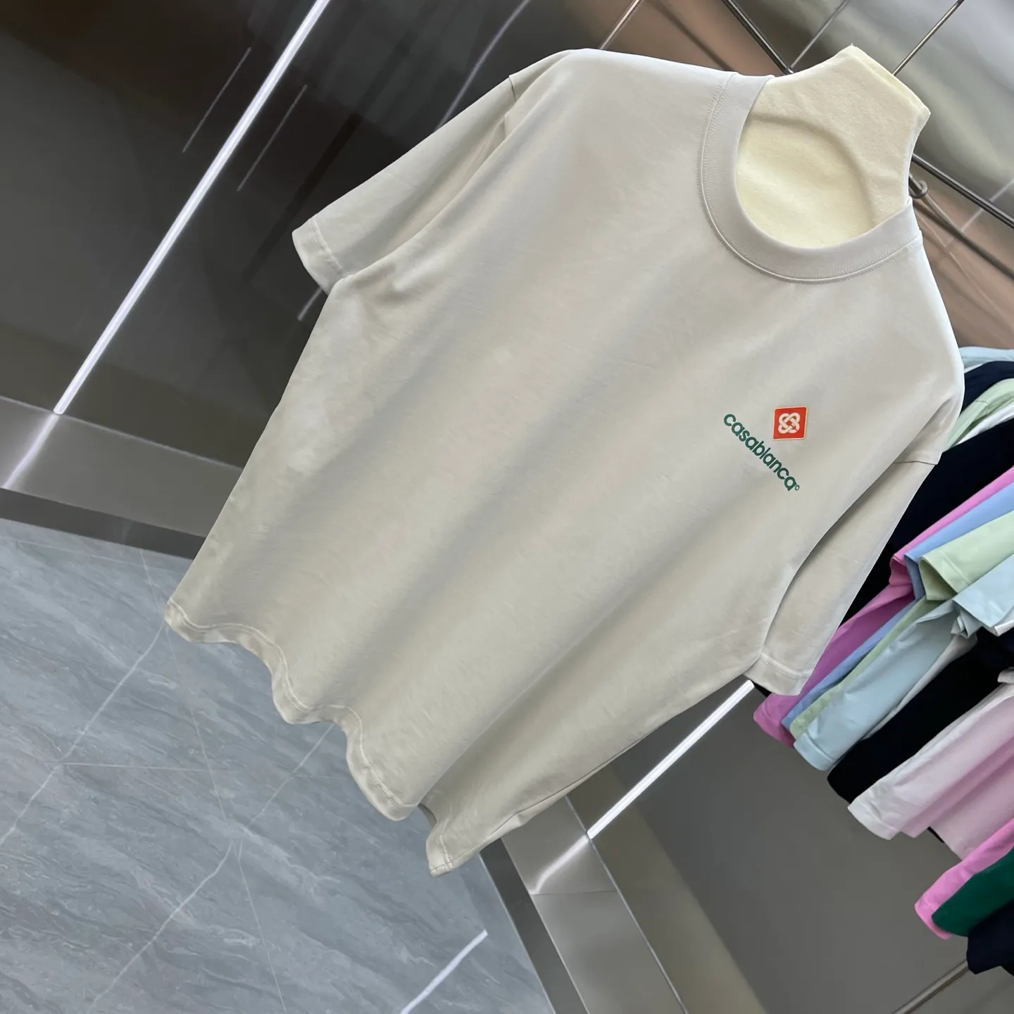 New Arrival Casablanca Casablanca Classic Series printed short-sleeved T-shirt for celebrities. It is made of Xinjiang long-staple cotton ~ grams. The color of the fabric is custom-dyed and will not shrink or fade. It feels comfortable and has a strong texture. A must-have for fashionable men and women, the Classic drop-shoulder wide version is available exclusively in In Stock! Color: White Black Gray Royal Blue Green Pink (six colors) Size: S M L XL XXL